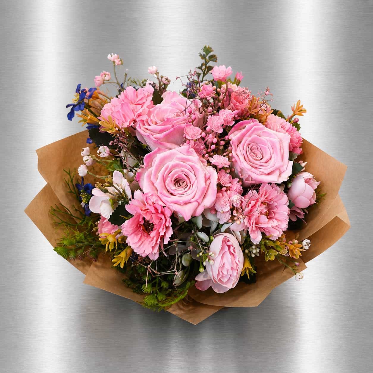 Blumenstrauß mit rosa Rosen in Packpapier der Kempener Rose in Kempen