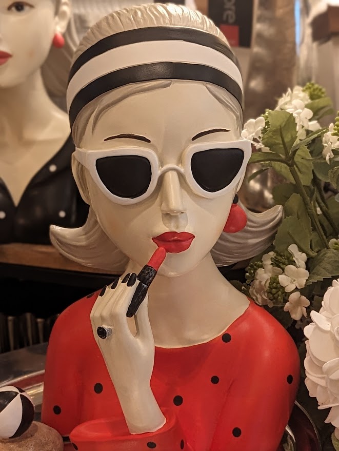 37717 Poly Figur Lady mit rotem Lippenstift Höhe: 26 cm 